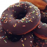 Donuts Selber Machen – Donuts mit Schokoglasur & Zuckerstreuseln