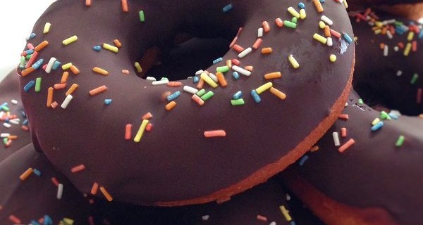 Donuts Selber Machen - Donuts mit Schokoglasur & Zuckerstreuseln